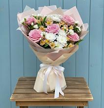 Букет цветов из:  Гвоздики, Орхидеи и Розы в Леличи