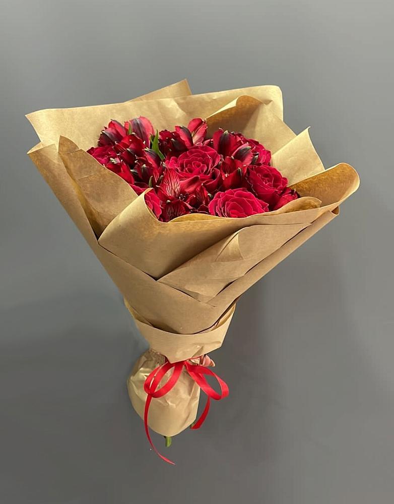 Букет цветов из: Альстромерии и Розы в Леличи