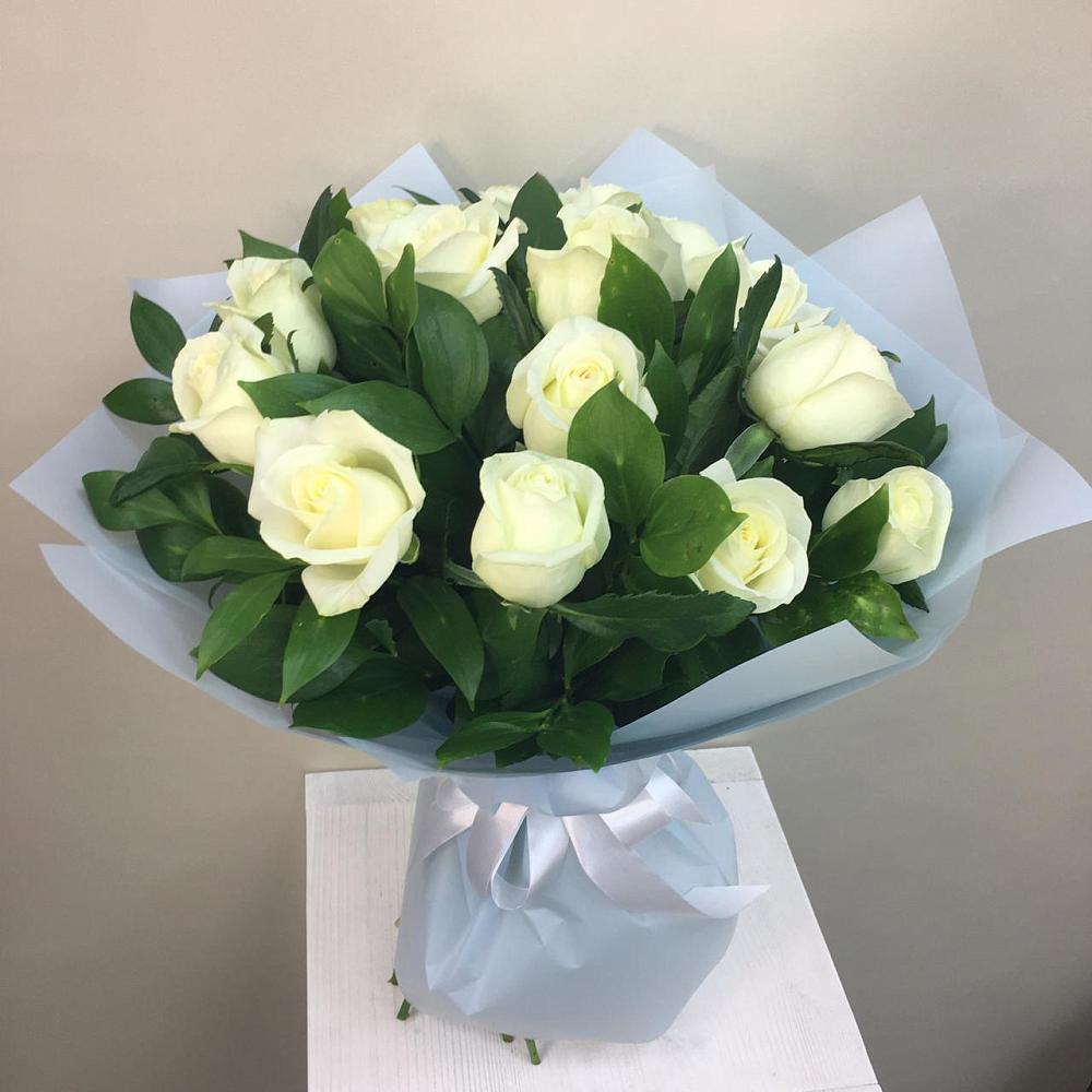 Букет 15 Белых роз Проуд в Леличи