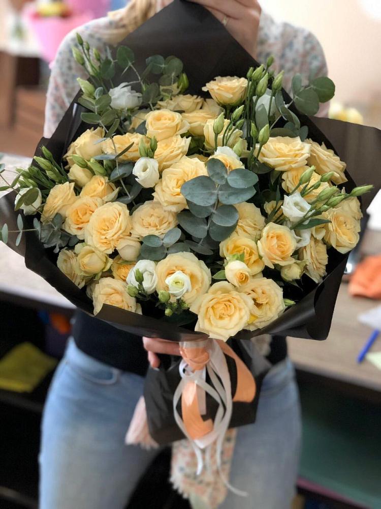 Букет цветов из: Розы и Лизиантусы в Леличи