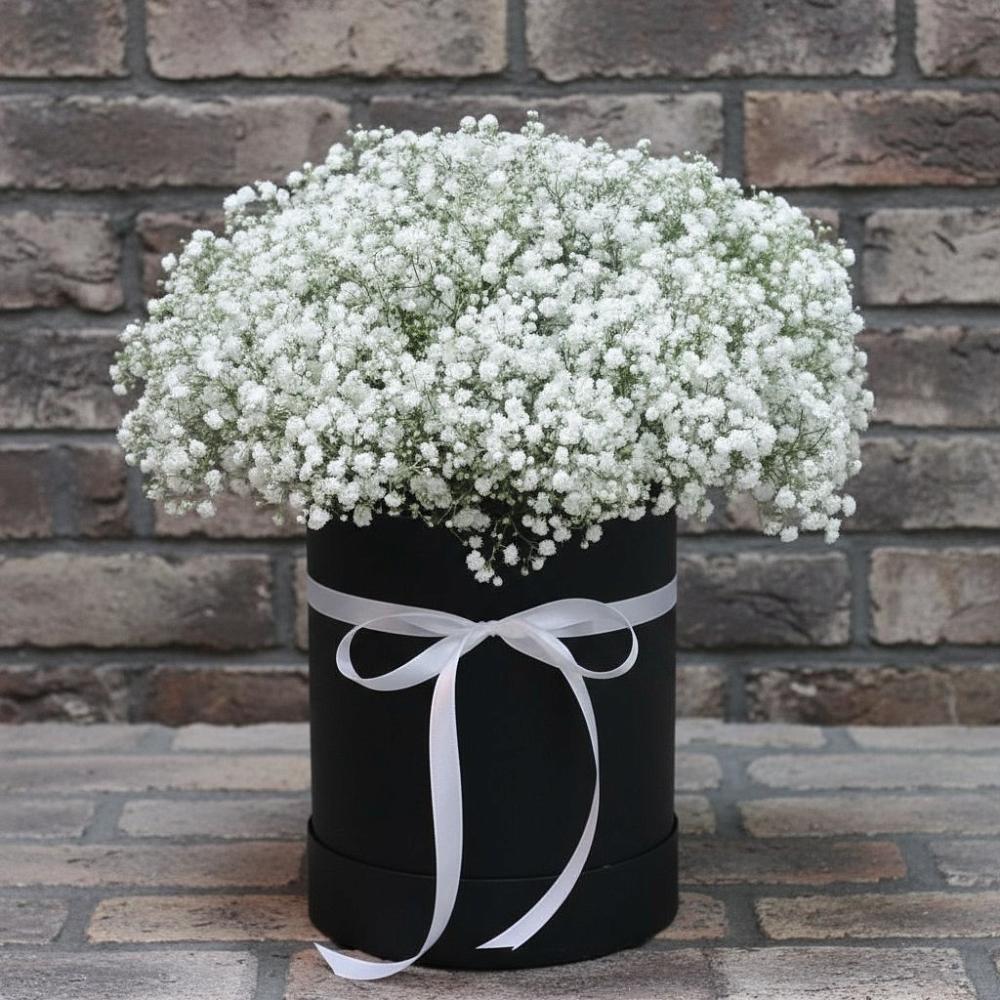 Цветочная композиция из Гипсофила в шляпной коробке в Леличи