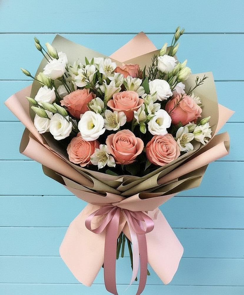 Букет цветов из: Розы, Альстромерии и Лизиантусы в Леличи