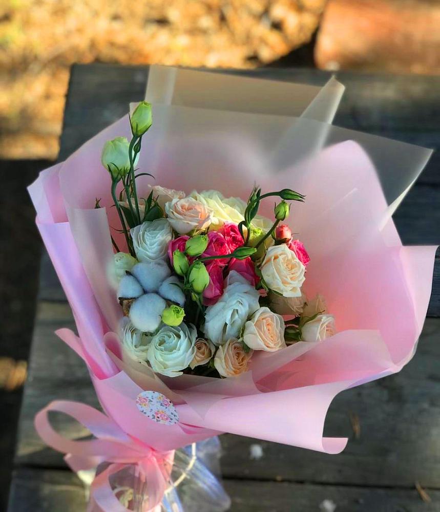 Букет цветов из: Розы и Лизиантусы в Леличи