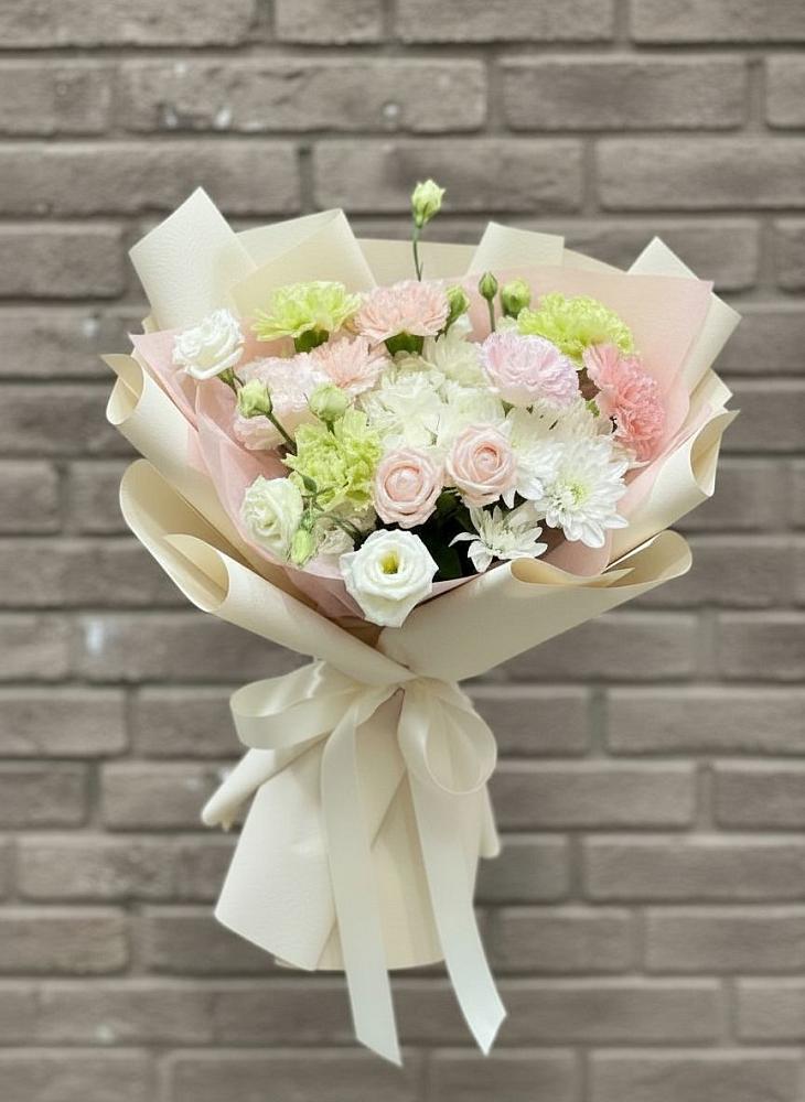 Букет цветов из: Гвоздики, Розы, Лизиантусы и Хризантемы в Леличи