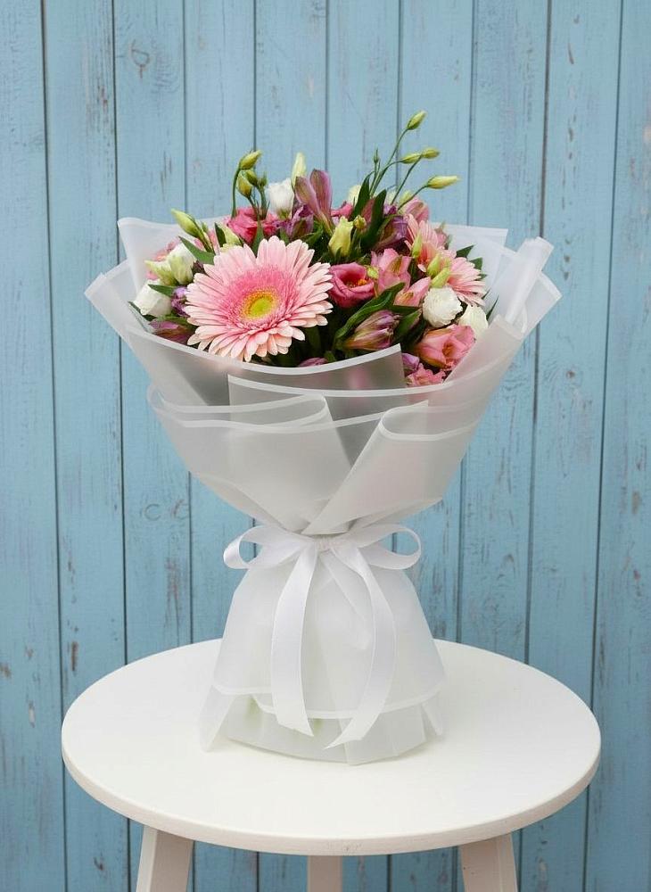 Букет цветов из: Герберы, Альстромерии и Лизиантусы в Леличи