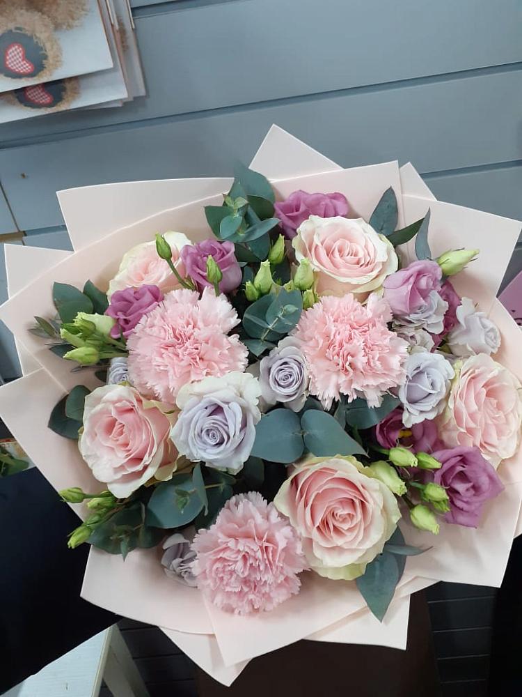 Букет цветов из: Розы, Гвоздики и Лизиантусы в Леличи