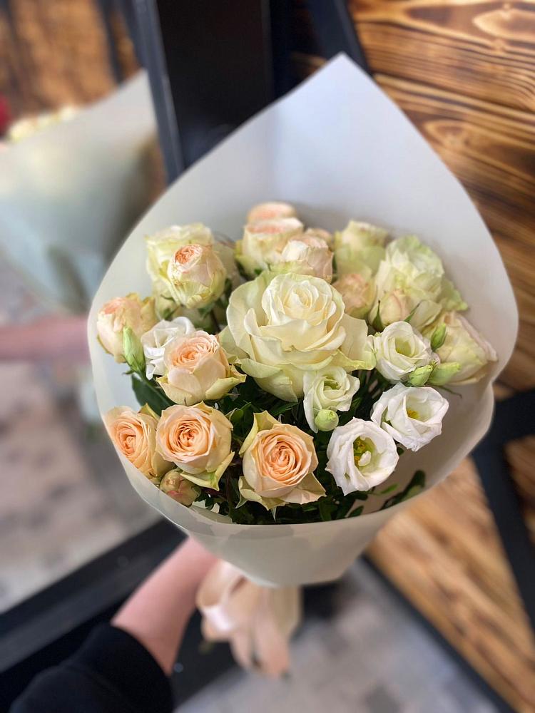 Букет цветов из: Розы и Лизиантусы в Леличи